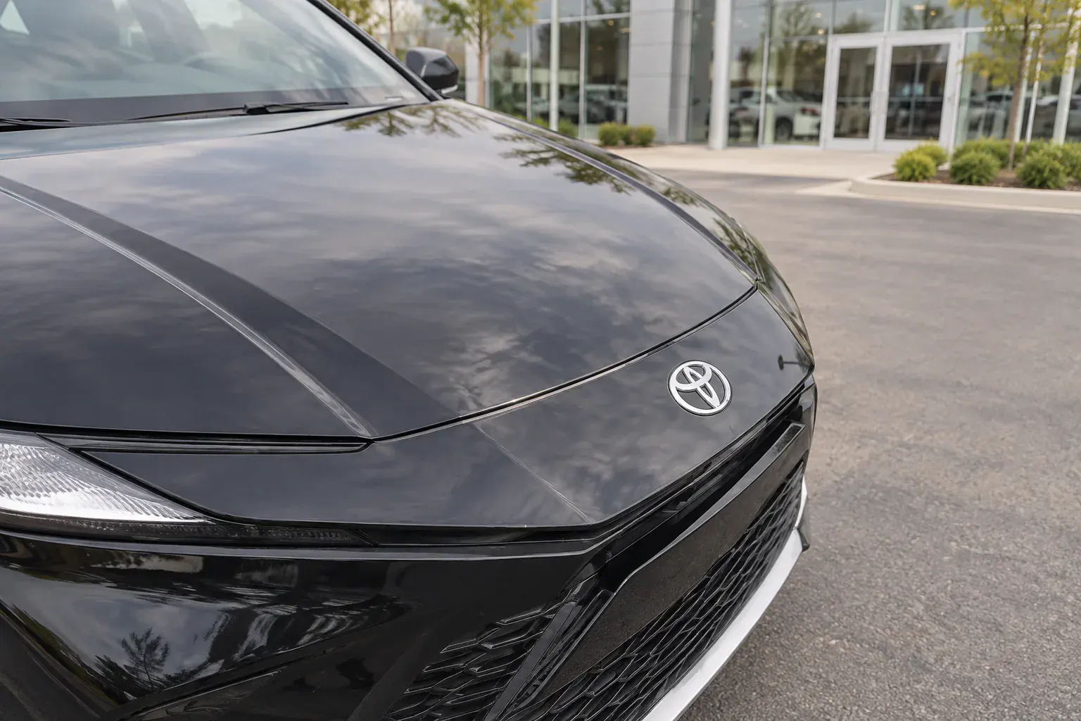 Передняя оптика и решётка радиатора Toyota Camry