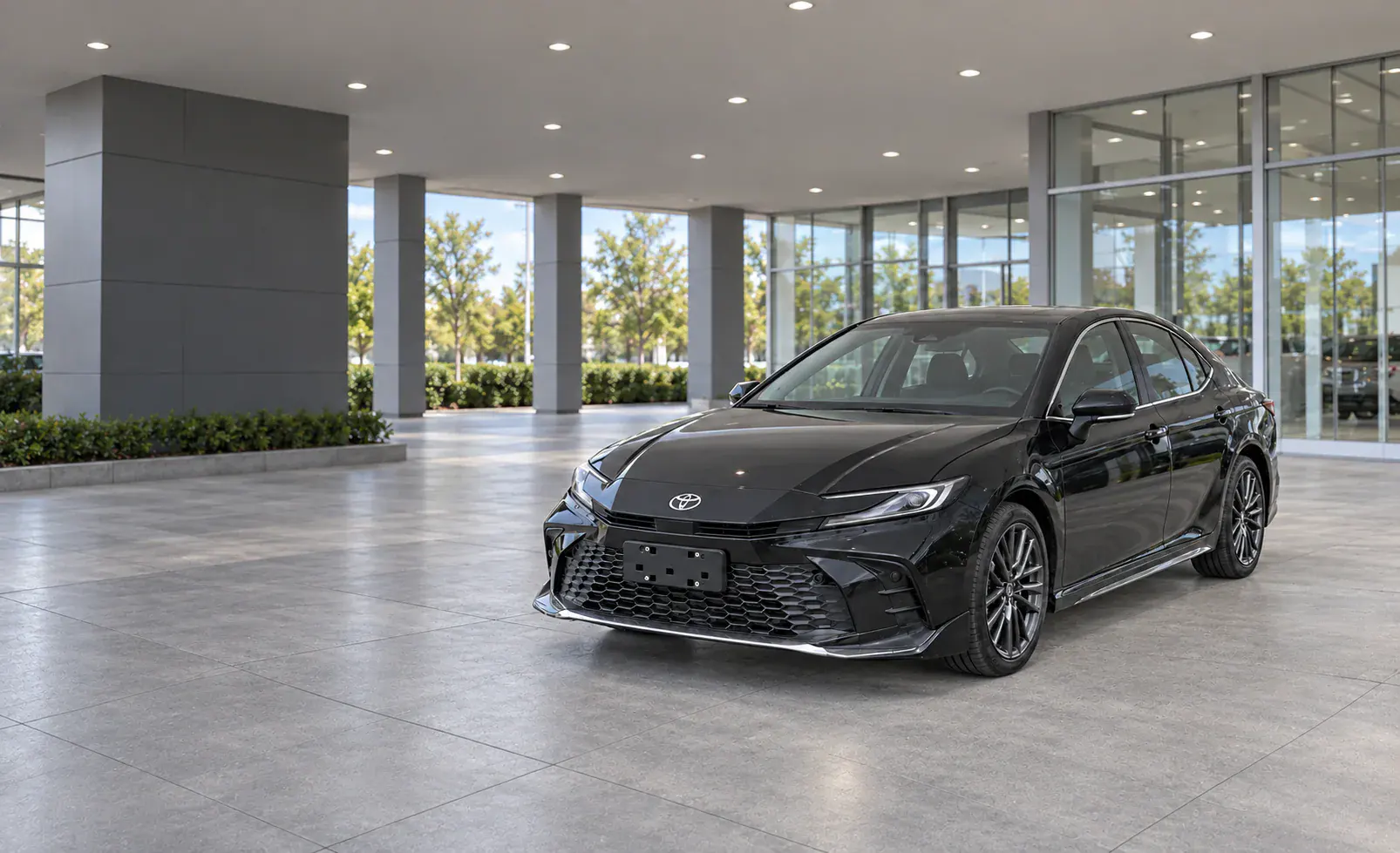 Новая чёрная Toyota Camry 2026: вид спереди в три четверти