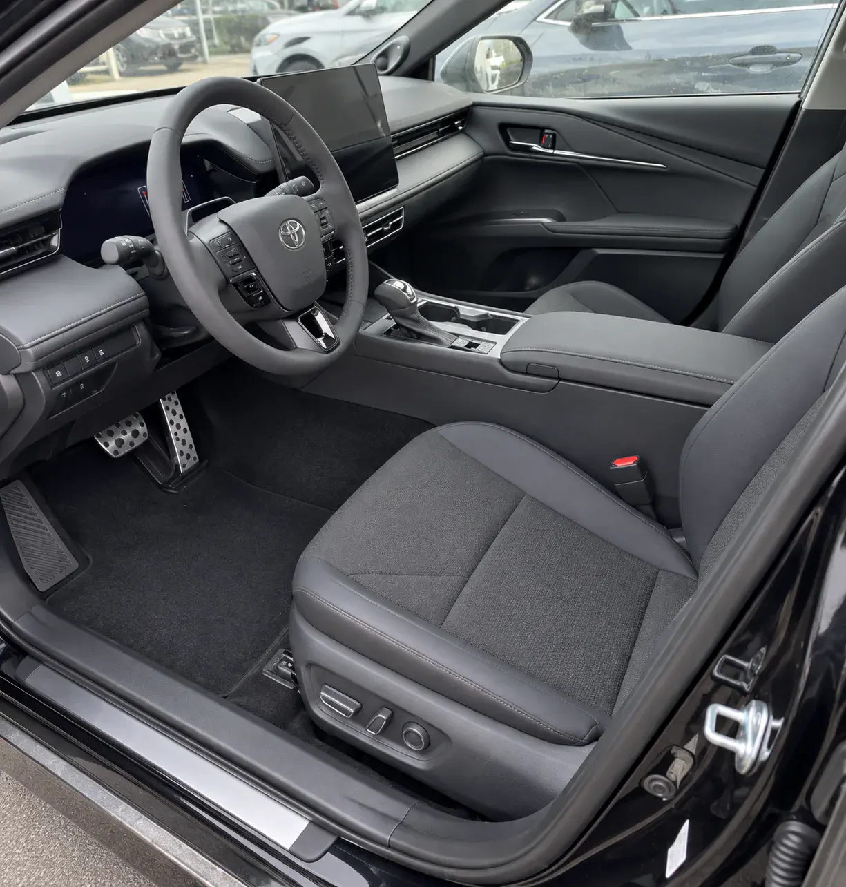 Салон Toyota Camry: переднее кресло, руль и центральная панель