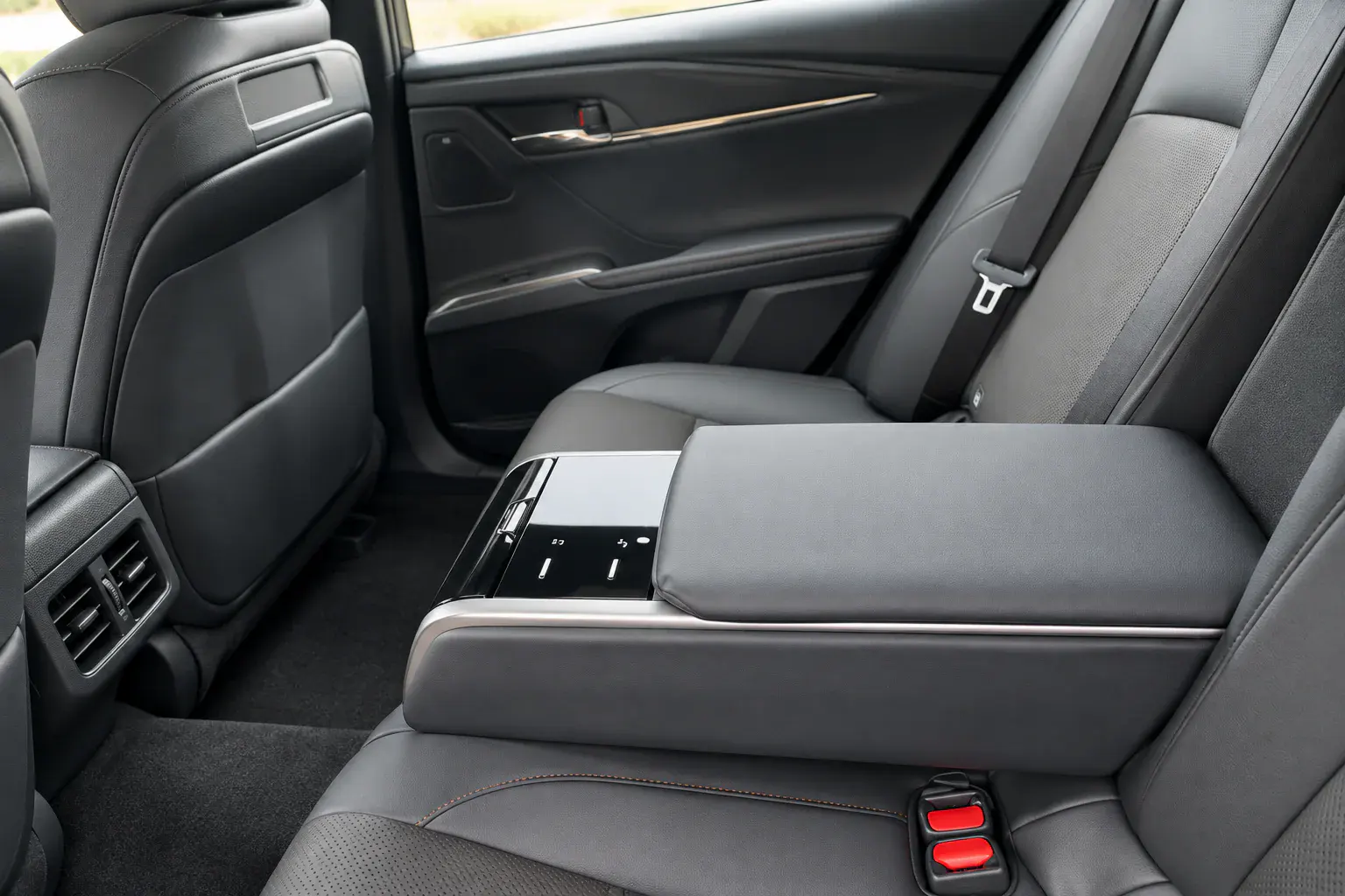 Второй ряд Toyota Camry с центральным подлокотником