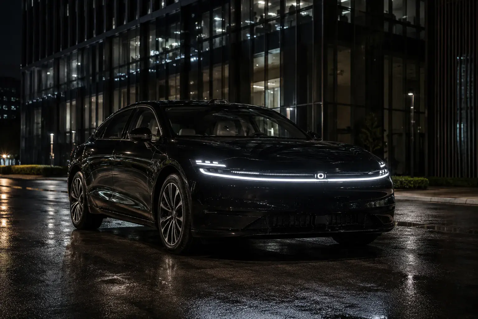 Changan Qiyuan A06 ночью со светящейся полосой спереди