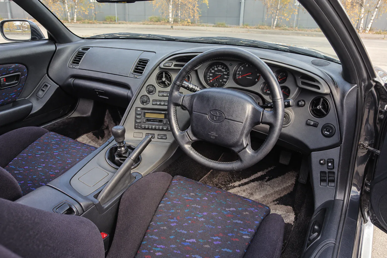 Toyota Supra A80: пример интерьера, панель и органы управления