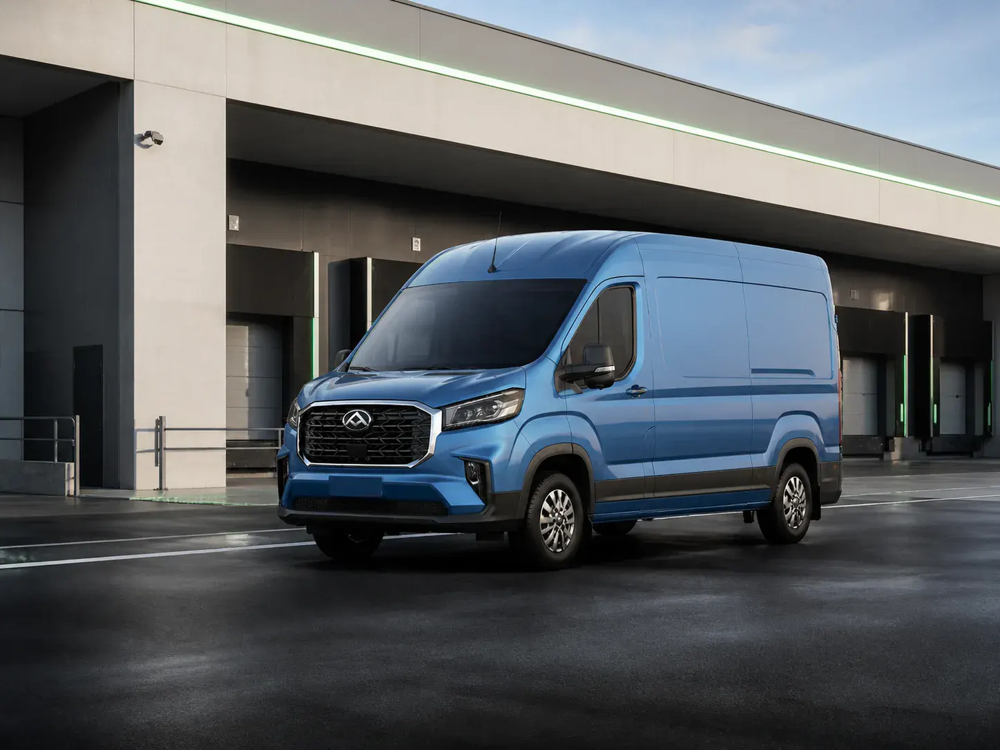 Грузовой фургон MAXUS Deliver 9 у современного логистического терминала