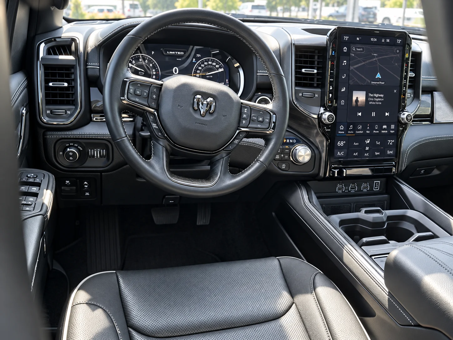 Водительское место RAM 1500 Limited: кожаный руль, цифровая приборная панель и Uconnect