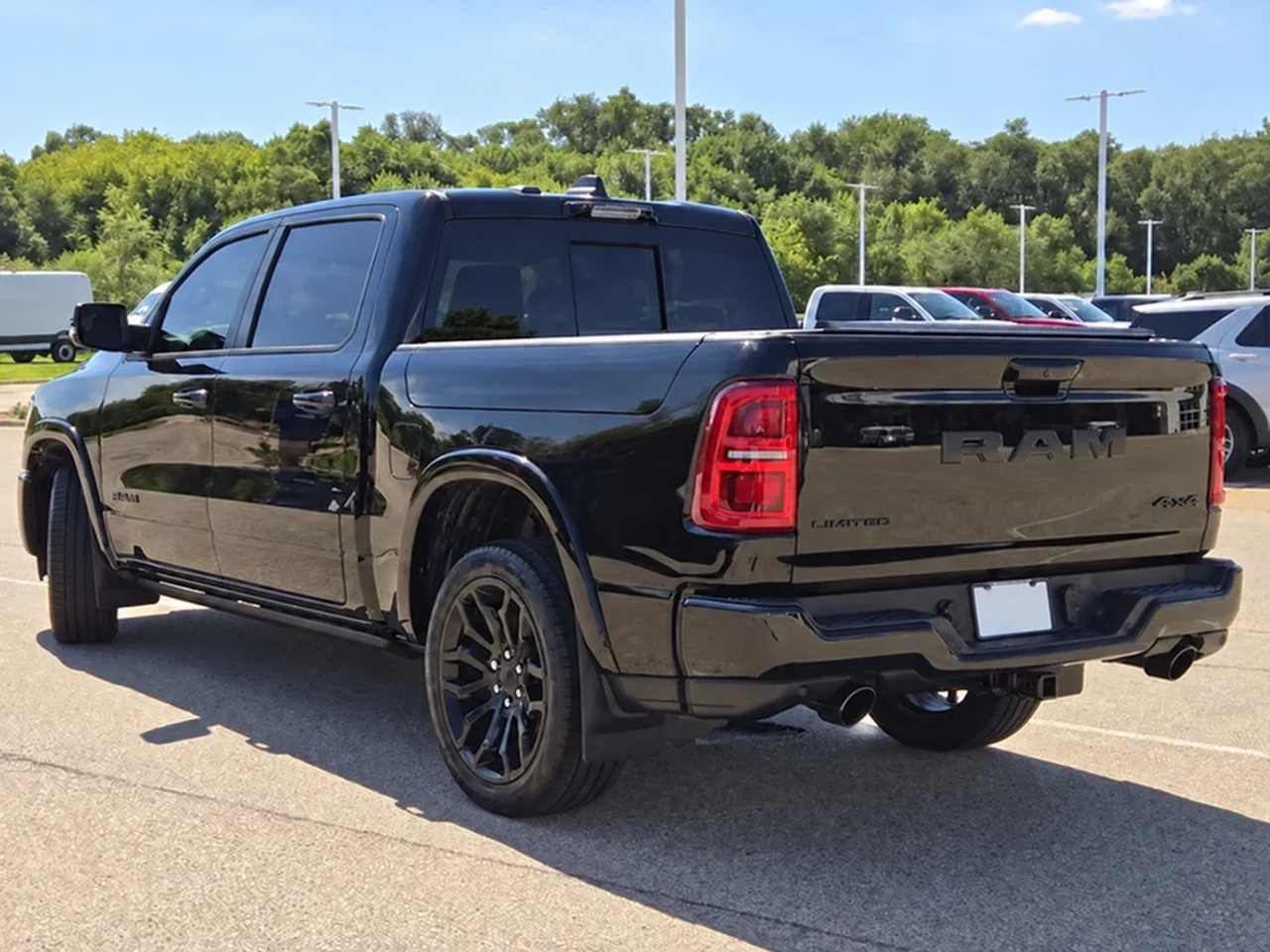 Задняя часть RAM 1500: грузовая платформа, борт и фаркоп