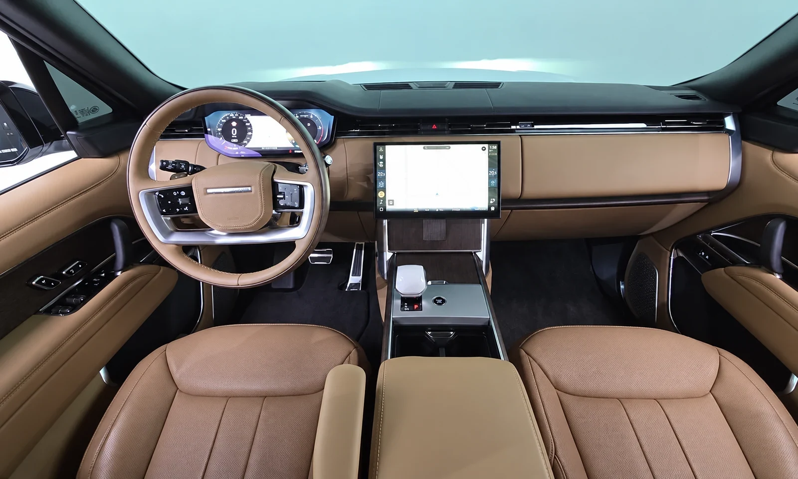 Передняя панель Range Rover: светло-коричневая кожа, дерево и центральный экран
