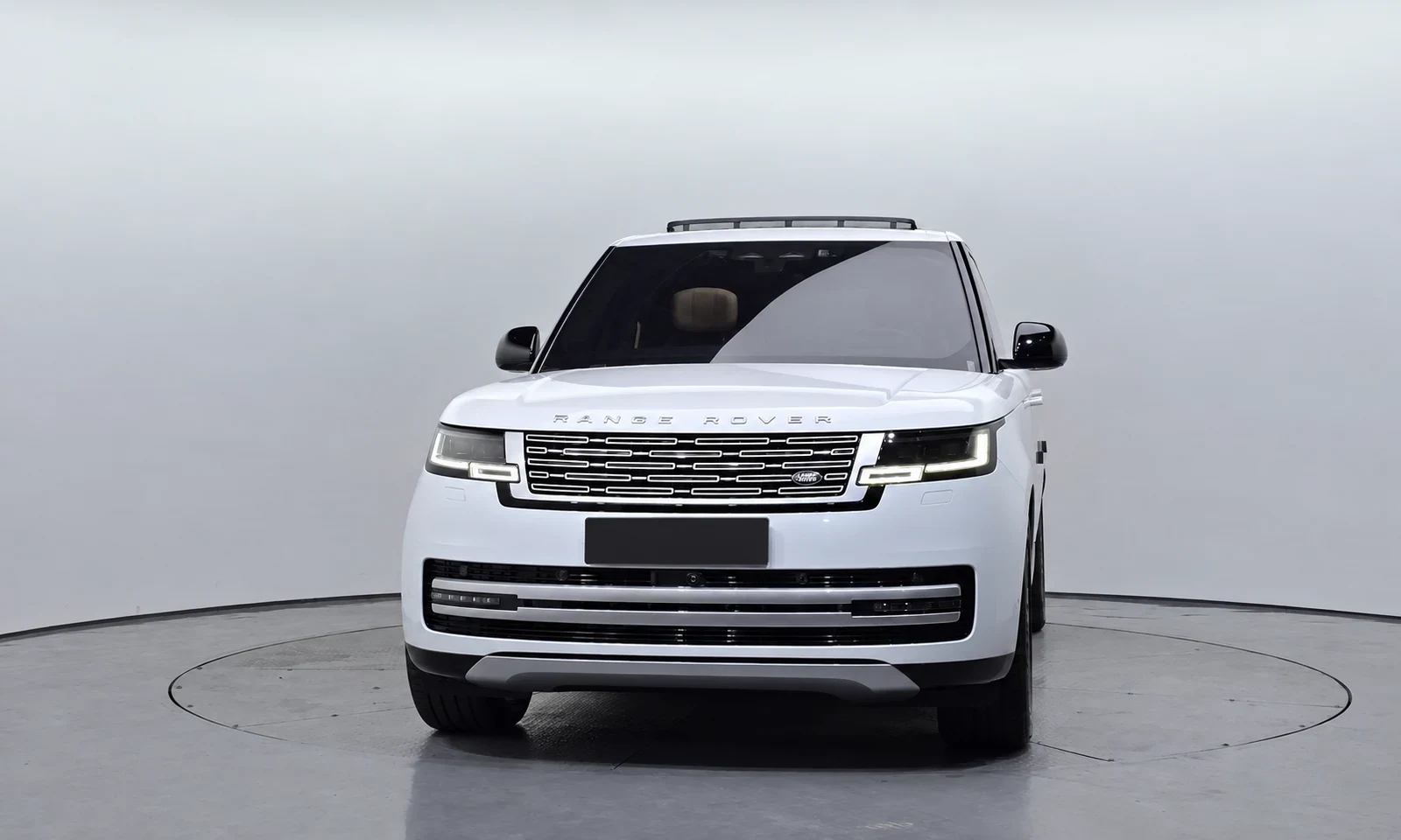 Белый Range Rover Autobiography LWB: вид спереди