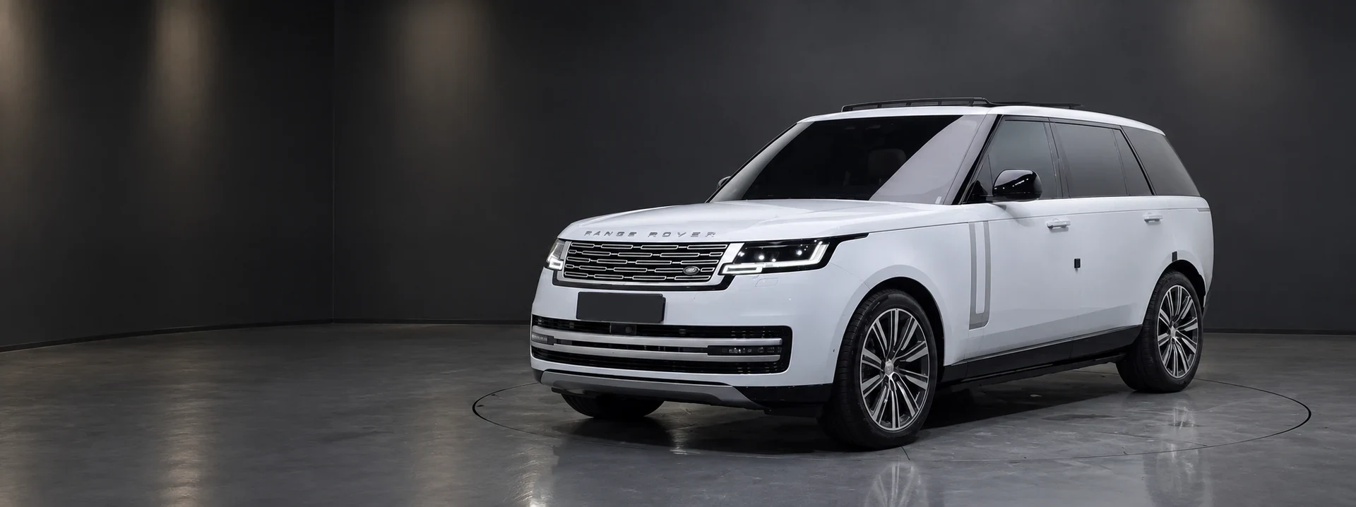 Белый Range Rover D350 Autobiography LWB: вид спереди в три четверти