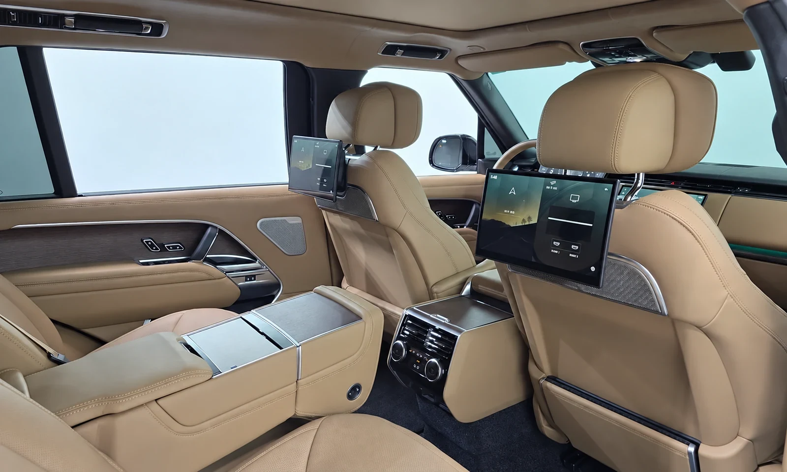 Задний ряд Range Rover с двумя пассажирскими экранами