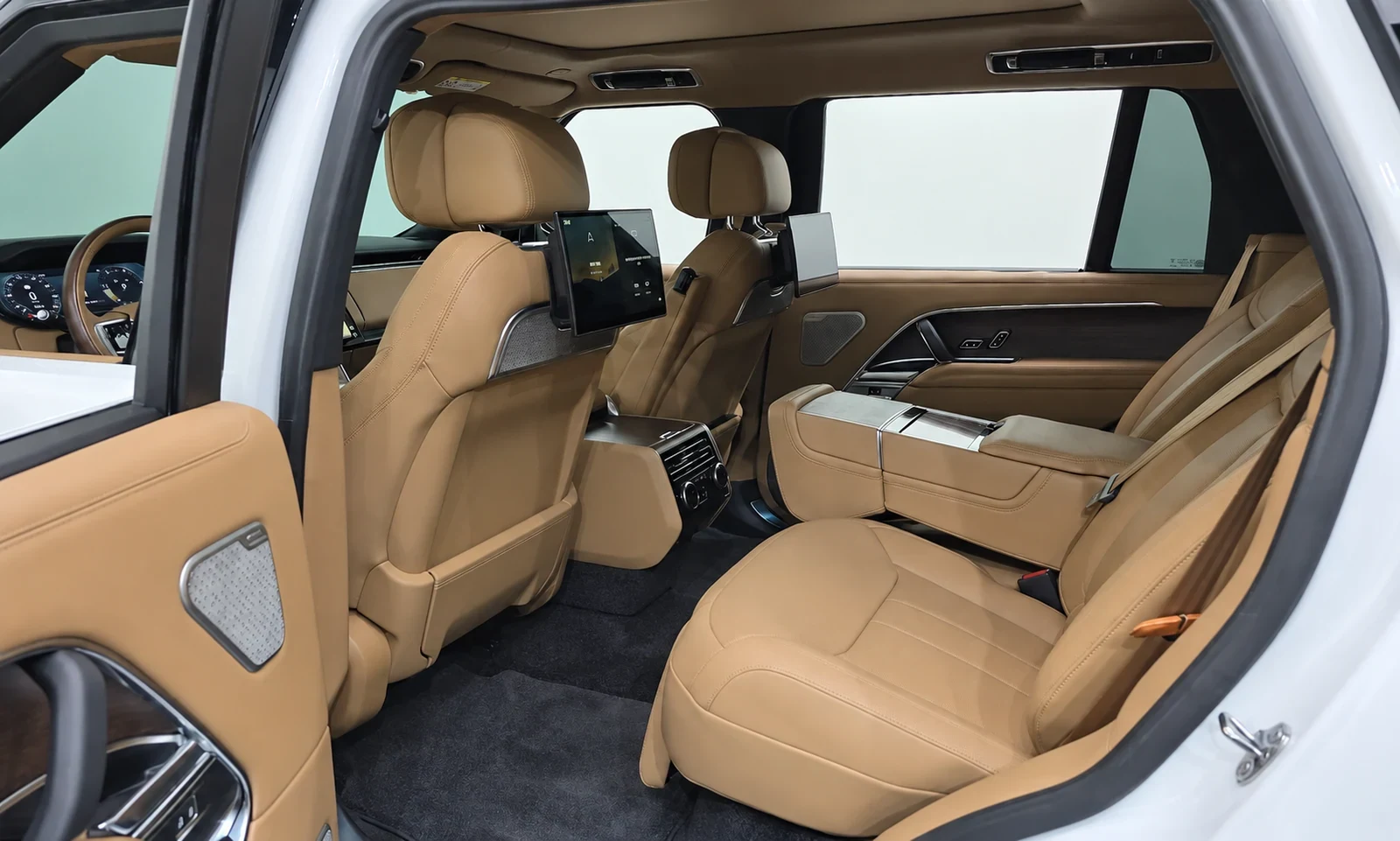 Задние кресла и пассажирские экраны этого Range Rover Autobiography LWB