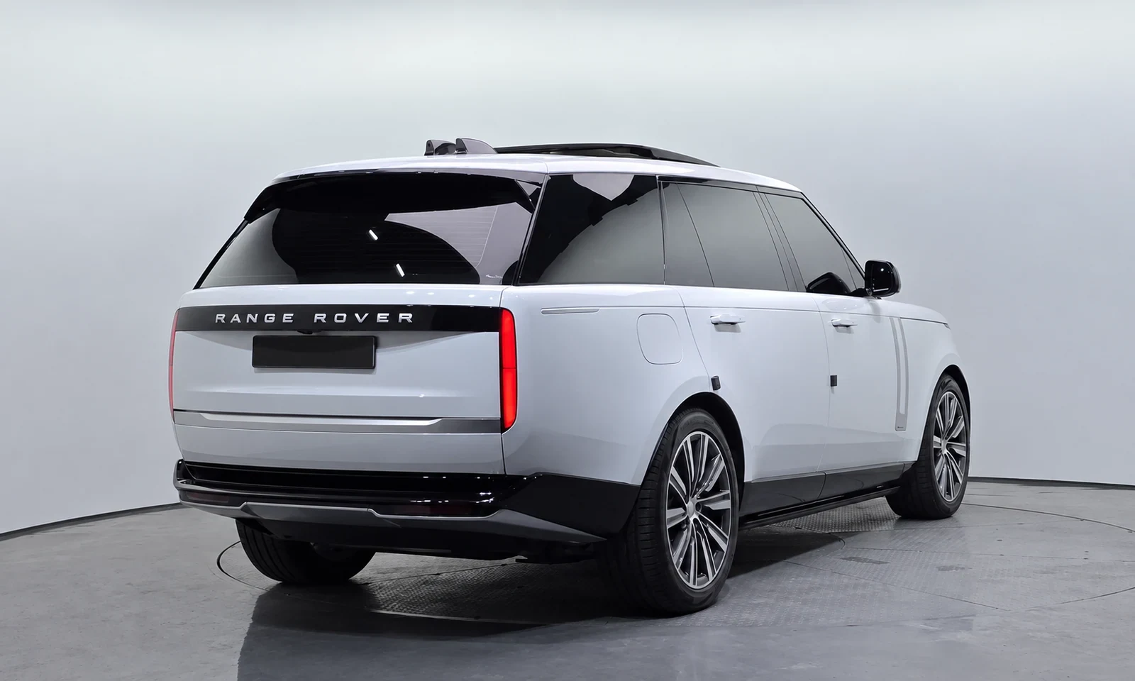 Белый Range Rover LWB с тёмным остеклением и вертикальными задними фонарями