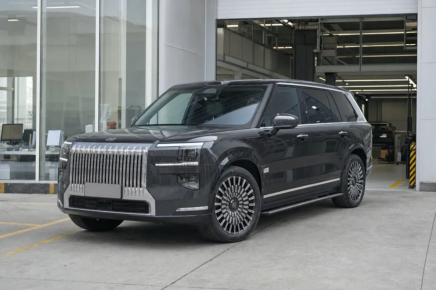 Серый Zeekr 9X у центра осмотра и выдачи автомобилей