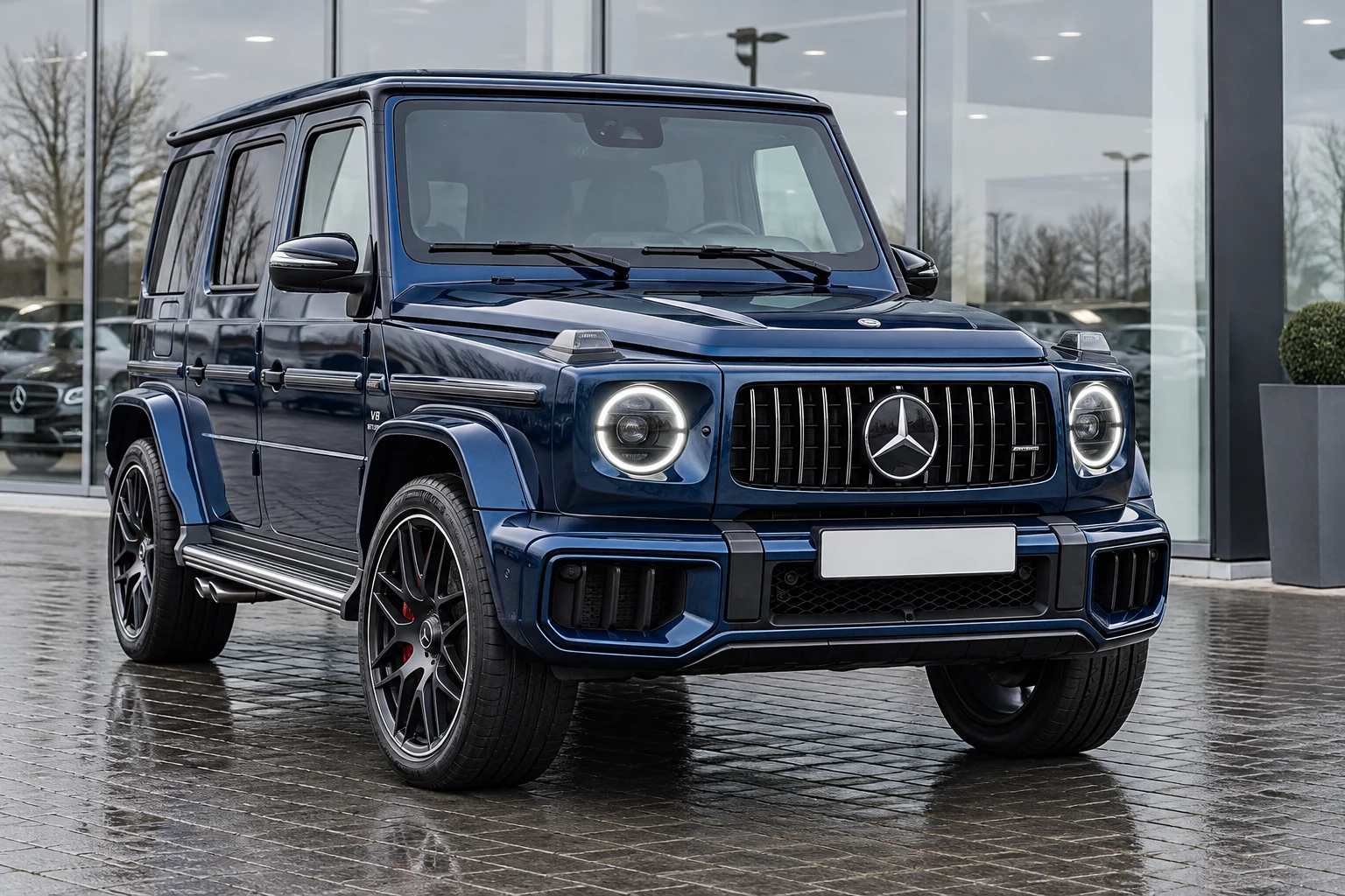 Тёмно-синий Mercedes-AMG G63 на площадке: фотографическая иллюстрация заводской версии AMG