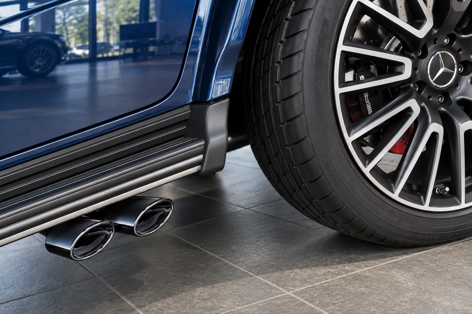 Колесо, тормоз и боковая подножка Mercedes-AMG G63 крупным планом