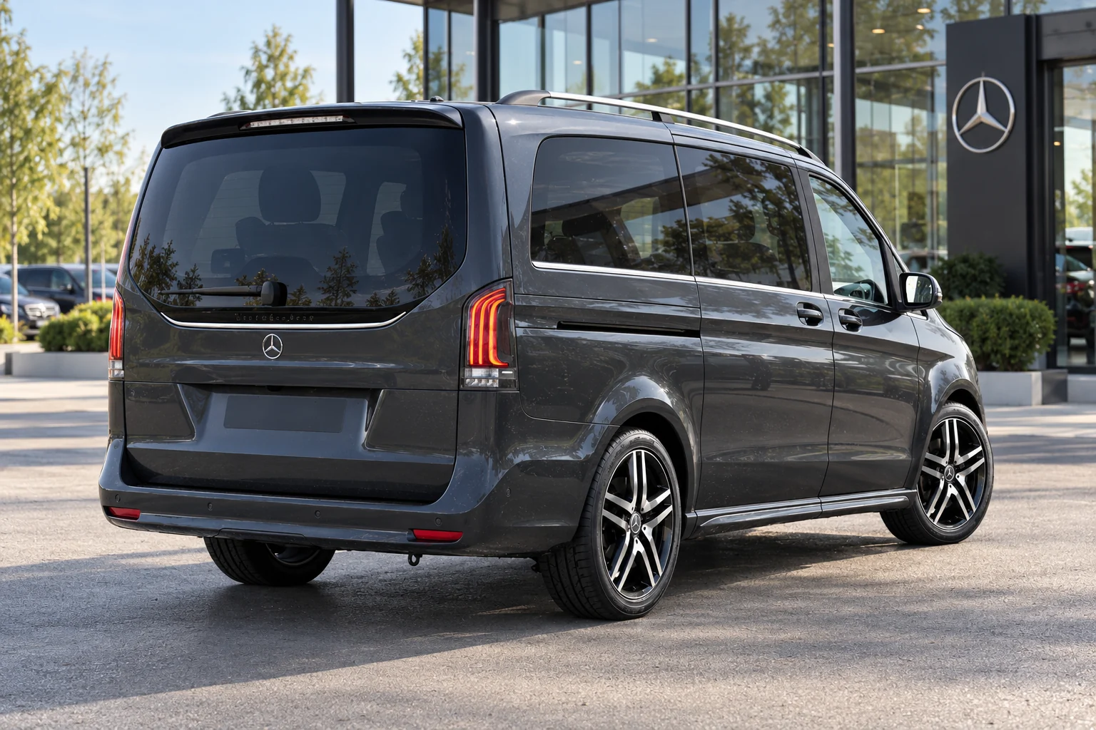 Mercedes-Benz V-Class сзади: большая подъёмная дверь багажника и вертикальные фонари