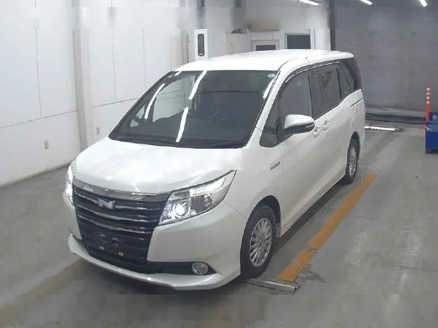 Toyota Noah, 2015 год, фото из предложения