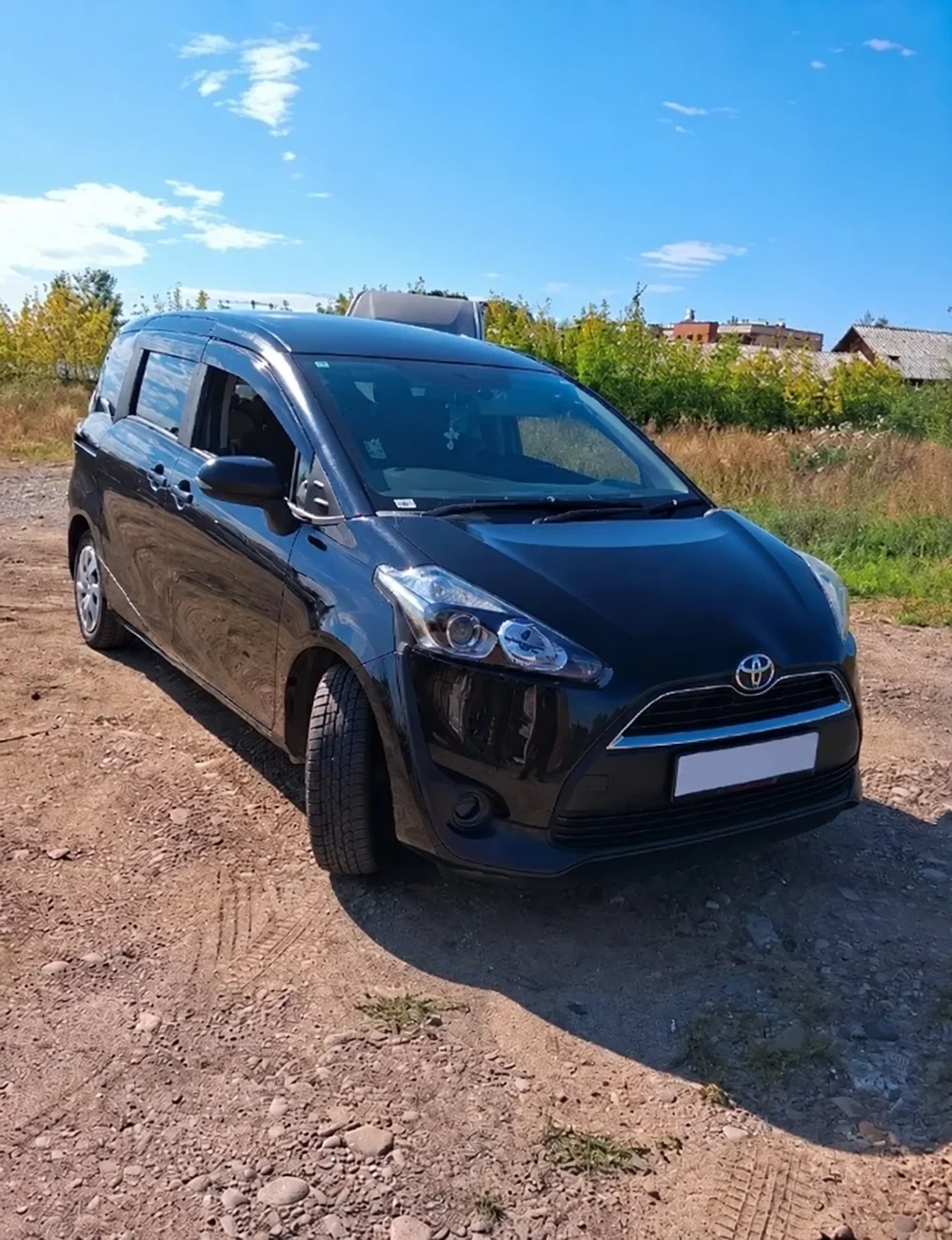 Toyota Sienta, 2015 год, фото из предложения