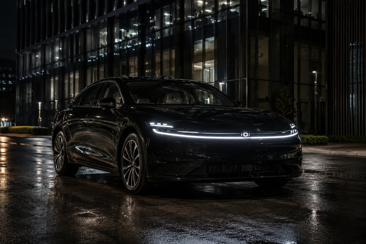Changan Qiyuan A06 ночью со светящейся полосой спереди