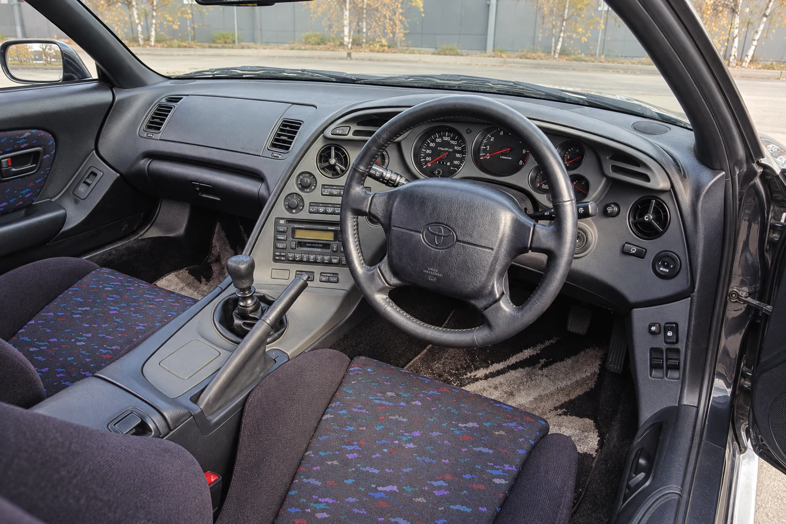 Toyota Supra A80: пример интерьера своего периода